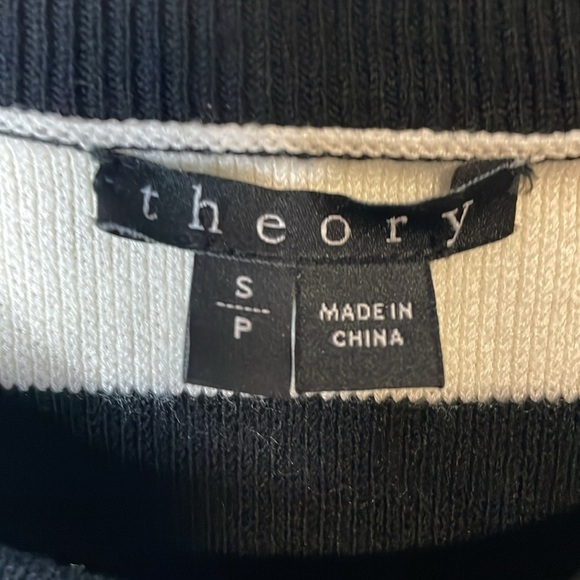 Theory Black and White Semi Cropped Sweater Size Small - Picture 8 of 9